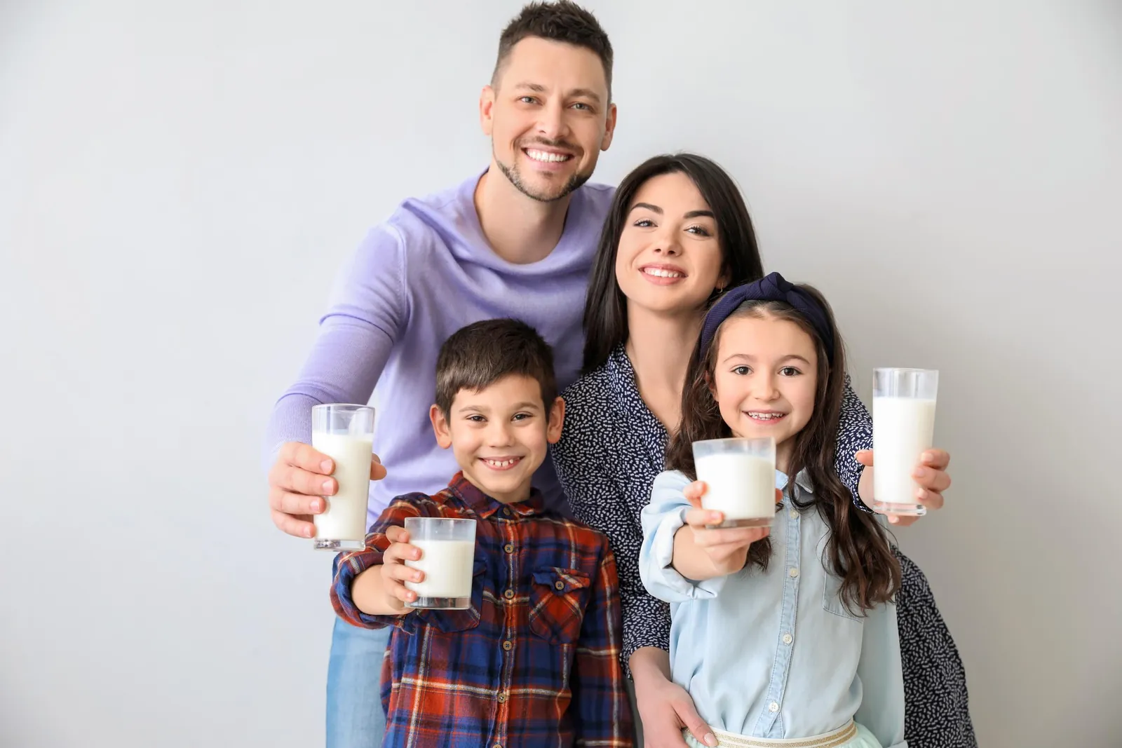 Familia salvadoreña brindando con leche Mukki